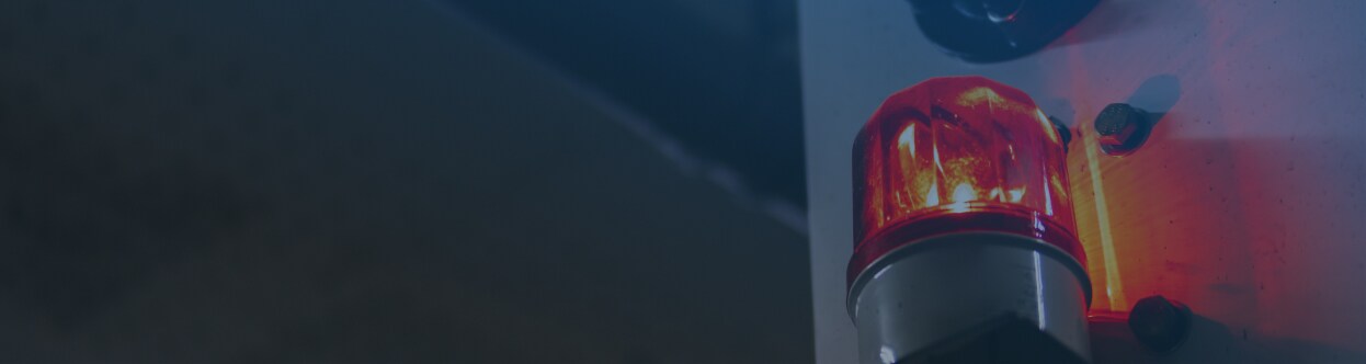 Primer plano de una sirena en una ambulancia, superpuesto con un degradado azul